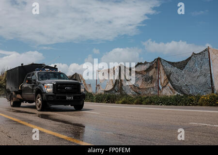 Conseil Régional Eshkol, Israël. 16 mars, 2016. Un immense filet de camouflage est déployée le long de la route 25 près du kibboutz Nahal Oz, servant à protéger les véhicules qui passent de tireurs isolés à partir de la bande de Gaza. Un calme tendu du côté d'Israël domine la frontière avec Gaza après un échange de tirs de roquettes de Gaza vers Israël et d'un Israël de représailles grève Air Force au cours des derniers jours. Credit : Alon Nir/Alamy Live News Banque D'Images