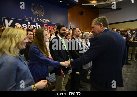 Villanova, Pennsylvania, USA. Mar 16, 2016. Un jour après avoir remporté son état de l'Ohio, Gouverneur et candidat présidentiel républicain John Kasich tient une réunion publique à l'Université de Villanova dans la banlieue de Philadelphie, PA, Etats-Unis.. © Bastiaan Slabbers/ZUMA/Alamy Fil Live News Banque D'Images