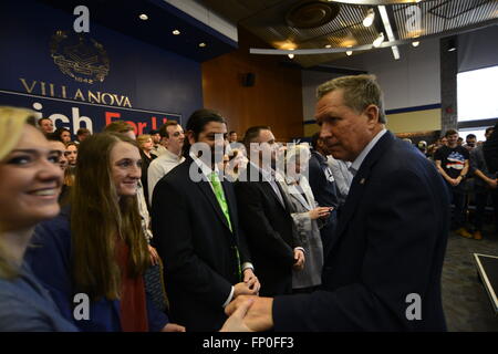 Villanova, Pennsylvania, USA. Mar 16, 2016. Un jour après avoir remporté son état de l'Ohio, Gouverneur et candidat présidentiel républicain John Kasich tient une réunion publique à l'Université de Villanova dans la banlieue de Philadelphie, PA, Etats-Unis.. © Bastiaan Slabbers/ZUMA/Alamy Fil Live News Banque D'Images