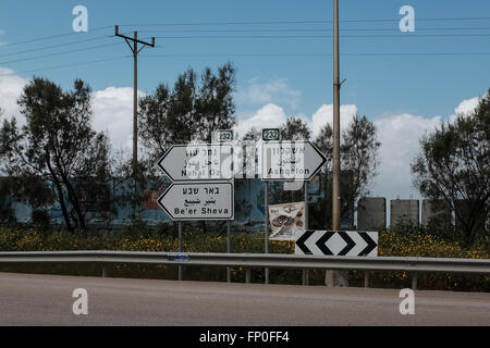 Conseil Régional Eshkol, Israël. 16 mars, 2016. Les dalles de béton verticaux sont déployés au kibboutz Saad Junction, servant à protéger les véhicules qui passent de tireurs isolés à partir de la bande de Gaza. Un calme tendu du côté d'Israël domine la frontière avec Gaza après un échange de tirs de roquettes de Gaza vers Israël et d'un Israël de représailles grève Air Force au cours des derniers jours. Credit : Alon Nir/Alamy Live News Banque D'Images