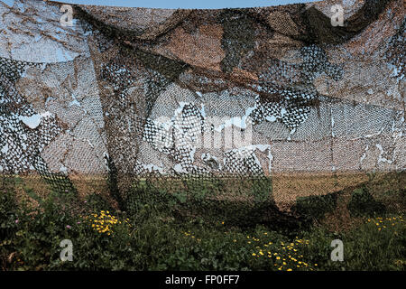 Conseil Régional Eshkol, Israël. 16 mars, 2016. Un immense filet de camouflage est déployée le long de la route 25 près du kibboutz Nahal Oz, servant à protéger les véhicules qui passent de tireurs isolés à partir de la bande de Gaza. Un calme tendu du côté d'Israël domine la frontière avec Gaza après un échange de tirs de roquettes de Gaza vers Israël et d'un Israël de représailles grève Air Force au cours des derniers jours. Credit : Alon Nir/Alamy Live News Banque D'Images