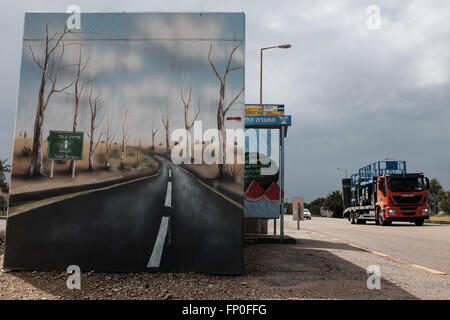 Conseil Régional Eshkol, Israël. 16 mars, 2016. Les abris en béton décorées sont déployés au kibboutz Saad Junction et ailleurs dans le sud d'Israël, servant à protéger les voyageurs du feu des missiles entrants à partir de la bande de Gaza. Un calme tendu du côté d'Israël domine la frontière avec Gaza après un échange de tirs de roquettes de Gaza vers Israël et d'un Israël de représailles grève Air Force au cours des derniers jours. Credit : Alon Nir/Alamy Live News Banque D'Images