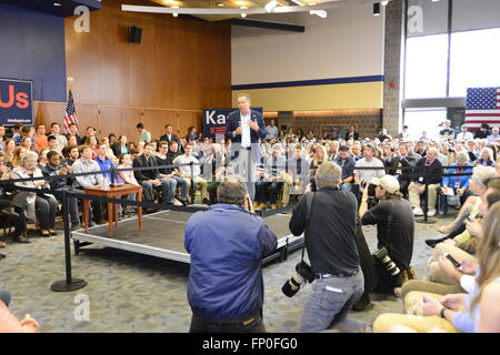 Villanova, Pennsylvania, USA. Mar 16, 2016. Un jour après avoir remporté son état de l'Ohio, Gouverneur et candidat présidentiel républicain John Kasich tient une réunion publique à l'Université de Villanova dans la banlieue de Philadelphie, PA, Etats-Unis.. © Bastiaan Slabbers/ZUMA/Alamy Fil Live News Banque D'Images