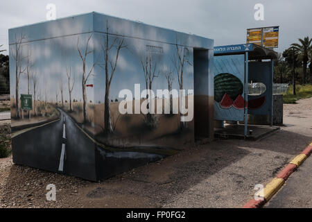 Conseil Régional Eshkol, Israël. 16 mars, 2016. Les abris en béton décorées sont déployés au kibboutz Saad Junction et ailleurs dans le sud d'Israël, servant à protéger les voyageurs du feu des missiles entrants à partir de la bande de Gaza. Un calme tendu du côté d'Israël domine la frontière avec Gaza après un échange de tirs de roquettes de Gaza vers Israël et d'un Israël de représailles grève Air Force au cours des derniers jours. Credit : Alon Nir/Alamy Live News Banque D'Images