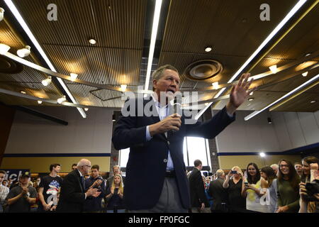 Villanova, Pennsylvania, USA. Mar 16, 2016. Un jour après avoir remporté son état de l'Ohio, Gouverneur et candidat présidentiel républicain John Kasich tient une réunion publique à l'Université de Villanova dans la banlieue de Philadelphie, PA, Etats-Unis.. © Bastiaan Slabbers/ZUMA/Alamy Fil Live News Banque D'Images