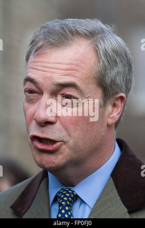 Westminster London, UK. 16 mars 2016. leader de l'UKIP Nigel Farage donne ses réactions aux médias après chancelier george Osborne a présenté ses 8e budget à la Chambre des communes qui comprend un crédit d'impôt sucre surprise : amer ghazzal/Alamy live news Banque D'Images