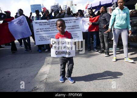 La Valette, Malte. 16 mars, 2016. Un garçon de trois ans, né à Malte, mais a refusé la citoyenneté à part entière et même un passeport, à la tête d'une manifestation pacifique de la communauté de migrants africains Malte aujourd'hui à travers les rues de la capitale maltaise. Crédit : Adam Alexander/Alamy Live News Banque D'Images