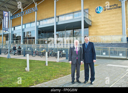 Worcester, Royaume-Uni. 16 mars, 2016. University Arena.Lord Mervyn King , ancien gouverneur de la Banque d'Angleterre, lancera son nouveau livre'la fin de l'Alchimie" au cours d'un événement spécial à l'Université de Worcester.Debout avec Seigneur roi est le professeur David Green, vice-chancelier de l'université. Crédit : charlie bryan/Alamy Live News Banque D'Images