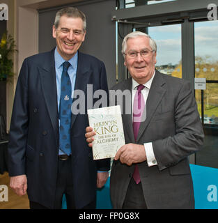 Worcester, Royaume-Uni. 16 mars, 2016. University Arena.Lord Mervyn King, ancien gouverneur de la Banque d'Angleterre, lancera son nouveau livre'la fin de l'Alchimie" au cours d'un événement spécial à l'Université de Worcester.Debout avec Seigneur roi est le professeur David Green, vice-chancelier de l'université. Crédit : charlie bryan/Alamy Live News Banque D'Images