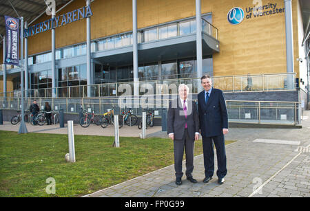 Worcester, Royaume-Uni. 16 mars, 2016. University Arena,Lord Mervyn King ancien gouverneur de la Banque d'Angleterre, lancera son nouveau livre'la fin de l'Alchimie" au cours d'un événement spécial à l'Université de Worcester.Debout avec Seigneur roi est Prof.David Green Vice-chancelier. Crédit : charlie bryan/Alamy Live News Banque D'Images