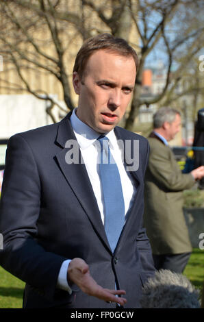 Londres, Royaume-Uni. 16 mars, 2016. Matthew Hancock commentaires sur George Osborne budget. Credit : JOHNNY ARMSTEAD/Alamy Live News Banque D'Images