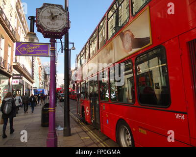 Londres, Royaume-Uni. Mar 16, 2016. St Christopher Place, à Londres, est décoré avec les fleurs d'un artiste Rebecca Louise La Crédit : Nastia M/Alamy Live News Banque D'Images