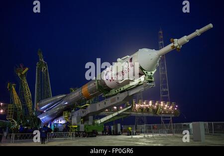 Baïkonour, Kazakhstan. Mar 16, 2016. Le vaisseau Soyouz TMA-20M est relevé en position sur la plateforme de lancement au cosmodrome de Baïkonour, le 16 mars 2016 au Kazakhstan. Lancement de la fusée Soyouz est prévue pour mars 19 et 47 de l'expédition cosmonautes russes Alexey Ovchinin Skripochkato et Oleg avec l'astronaute américain Jeff Williams à la Station spatiale internationale. Credit : Planetpix/Alamy Live News Banque D'Images