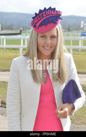 Cheltenham, Gloucestershire, Royaume-Uni. 16 mars, 2016. Mesdames arriver au Festival, Mesdames Jour, l'Hippodrome de Cheltenham, Cheltenham, Gloucestershire.UK Crédit : Jules annan/Alamy Live News Banque D'Images