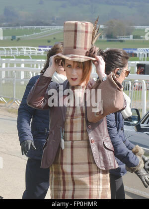 Cheltenham, Gloucestershire, Royaume-Uni. 16 mars, 2016. Mesdames arriver au Festival, Mesdames Jour, l'Hippodrome de Cheltenham, Cheltenham, Gloucestershire.UK Crédit : Jules annan/Alamy Live News Banque D'Images