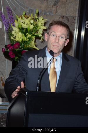 New York, NY, USA. Mar 16, 2016. Steve Raab lors d'une apparition publique pour SNY PLAT célèbre son 10e anniversaire, l'Empire State Building, New York, NY 16 mars 2016. Credit : Derek Storm/Everett Collection/Alamy Live News Banque D'Images