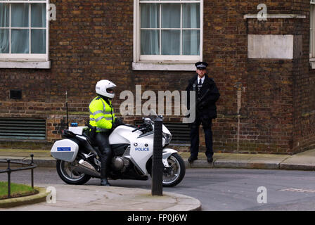 Londres, Royaume-Uni. 16 mars, 2016. Un agent de police se tient à côté d'un immeuble à Downing Street, en tant qu'agent de motocyclette de la police est sur le point d'être appelé à l'action. Crédit : Paul Marriott/Alamy Live News Banque D'Images