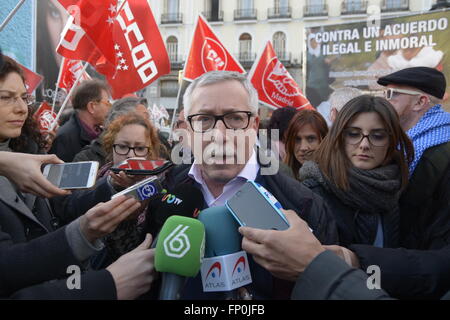 Madrid, Espagne. Mar 16, 2016. Ignacio Fernandez Toxo, Secrétaire général de l'union espagnole Commissions ouvrières (CCOO) s'occupe d'une protestation contre les réfugiés accord entre l'UE et la Turquie. Des milliers ont recueillis en Sol pour protester contre le projet d'accord UE-Turquie sur les réfugiés. Les dirigeants européens sont encore pour sceller l'accord au cours d'un sommet du Conseil européen qui aura lieu à Bruxelles le 17 mars au 18 juillet. © Marcos del Mazo/Pacific Press/Alamy Live News Banque D'Images