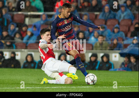 Barcelone, Espagne. Mar 16, 2016. Neymar du FC Barcelone (R) eddv la balle avec l'Arsenal défenseur espagnol Hector Bellerin durant la ronde de la Ligue des Champions de l'UEFA 16, deuxième match de jambe entre le FC Barcelone et Arsenal au Camp Nou à Barcelone, Espagne, 16 mars 2016. Barcelone a gagné 3-1. Credit : Lino De Vallier/Xinhua/Alamy Live News Banque D'Images