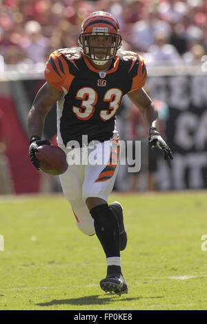 15 octobre 2006 - Tampa, Florida, USA - Le 15 octobre 2006, à Tampa, FL, USA ; active dans les années 1960 (33) Kenny Watson à la tête de terrain au cours de la première moitié du match contre les Bengals Tampa Bay Buccaneers chez Raymond James Stadium. ZUMA Press/Scott A. Miller (crédit Image : © Scott A. Miller via Zuma sur le fil) Banque D'Images