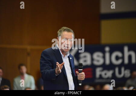 Villanova, Pennsylvania, USA. Mar 16, 2016. Un jour après avoir remporté son état de l'Ohio, Gouverneur et candidat présidentiel républicain John Kasich tient une réunion publique à l'Université de Villanova dans la banlieue de Philadelphie. Credit : Bastiaan Slabbers/ZUMA/Alamy Fil Live News Banque D'Images