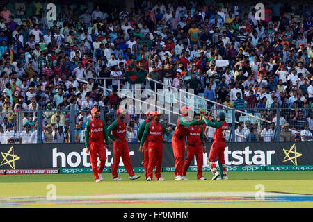 Kolkata, Inde. Mar 16, 2016. Le Pakistan Bangladesh bat par 55 court dans leur premier match de Super 10 CPI T20 Coupe du monde. Après avoir remporté le toss Pakistan Définir cible de 202s avec Shehzad Ahmed Mohammad Hafeez et skipper, Shahid Afridi jouant brillant individu manches. En réponse, le Bangladesh pourrait seulement réussi 146 exécute dans leurs Reports 20, avec Shakib Al Hasan restent pas dans 50 de 40 boules. © Saikat Paul/Pacific Press/Alamy Live News Banque D'Images