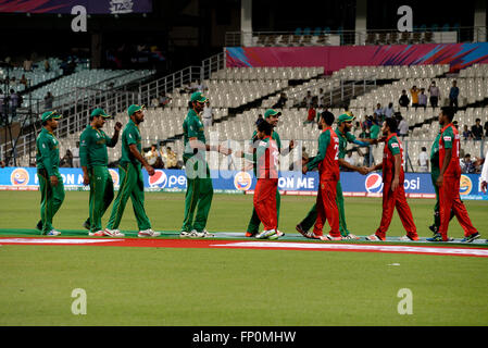 Kolkata, Inde. Mar 16, 2016. Le Pakistan Bangladesh bat par 55 court dans leur premier match de Super 10 CPI T20 Coupe du monde. Après avoir remporté le toss Pakistan Définir cible de 202s avec Shehzad Ahmed Mohammad Hafeez et skipper, Shahid Afridi jouant brillant individu manches. En réponse, le Bangladesh pourrait seulement réussi 146 exécute dans leurs Reports 20, avec Shakib Al Hasan restent pas dans 50 de 40 boules. © Saikat Paul/Pacific Press/Alamy Live News Banque D'Images