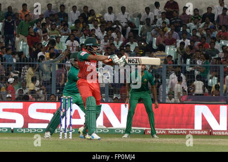 Kolkata, Inde. Mar 16, 2016. Le Pakistan Bangladesh bat par 55 court dans leur premier match de Super 10 CPI T20 Coupe du monde. Après avoir remporté le toss Pakistan Définir cible de 202s avec Shehzad Ahmed Mohammad Hafeez et skipper, Shahid Afridi jouant brillant individu manches. En réponse, le Bangladesh pourrait seulement réussi 146 exécute dans leurs Reports 20, avec Shakib Al Hasan restent pas dans 50 de 40 boules. © Saikat Paul/Pacific Press/Alamy Live News Banque D'Images