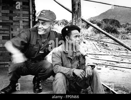 1962 - Le Laos. La spéculation persiste à Saigon que les troupes du gouvernement sud-vietnamien va former une alliance avec les troupes d'ajo de droite et à travers la jungle montagneuse au Laos. Ces photo show un capitaine sud-vietnamiens en fatigues et baseball-comme cap) et de l'action citoyenne sud-vietnamiens avec des filles soldats Lao (en bérets bordeaux) © Keystone Photos USA/ZUMAPRESS.com/Alamy Live News Banque D'Images