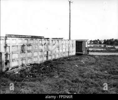 1962 - Honduras britannique - le nouveau monde : Le Hot-Spot caveaux funéraires des Britanniques qui sont morts au Belize au cours de la tristement célèbre épidémie de fièvre jaune en 1921 © Keystone Photos USA/ZUMAPRESS.com/Alamy Live News Banque D'Images