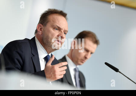 Munich, Allemagne. Mar 17, 2016. Johannes-Joerg Riegler, PDG de la BayernLB, CFO et Markus Wiegelmann à la conférence de presse de la BayernLB banque d'État à Munich, Allemagne, 17 mars 2016. PHOTO : TOBIAS HASE/dpa/Alamy Live News Banque D'Images