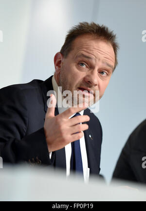 Munich, Allemagne. Mar 17, 2016. Johannes-Joerg Riegler, PDG de la BayernLB, à la conférence de presse de la BayernLB banque d'État à Munich, Allemagne, 17 mars 2016. PHOTO : TOBIAS HASE/dpa/Alamy Live News Banque D'Images