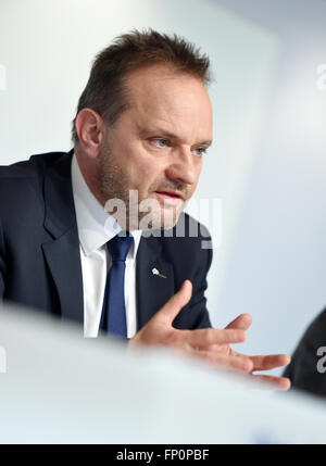 Munich, Allemagne. Mar 17, 2016. Johannes-Joerg Riegler, PDG de la BayernLB, à la conférence de presse de la BayernLB banque d'État à Munich, Allemagne, 17 mars 2016. PHOTO : TOBIAS HASE/dpa/Alamy Live News Banque D'Images