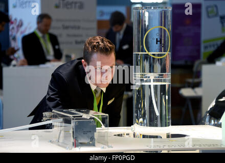Husum, Allemagne. Mar 17, 2016. Benedikt développeur pécheur à la recherche d'une installation de production de l'hydrogène sur le stand de H-Tec Systems au 'New Energy Husum' juste à Husum, Allemagne, 17 mars 2016. Environ 150 exposants informent sur l'environnement l'énergie renouvelable pour la production d'électricité, haute et basse température ainsi que le combustible. Les organisateurs attendent environ 10 000 visiteurs de l'Allemagne et d'autres pays. PHOTO : CARSTEN REHDER/dpa/Alamy Live News Banque D'Images