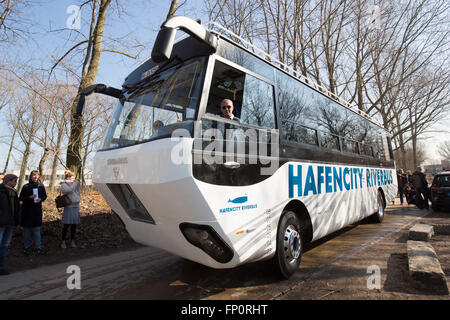 Hambourg, Allemagne. Mar 17, 2016. Le Capitaine Jan Peter Mahlstedt assis dans le bus d'amphibiens à Hambourg, Allemagne, 17 mars 2016. La nouvelle 'HafenCity RiverBus' est dit de combiner visites du port et de la ville pour les touristes à partir d'avril. PHOTO : CHRISTIAN CHARISIUS/dpa/Alamy Live News Banque D'Images