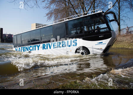 Hambourg, Allemagne. Mar 17, 2016. Un bus amphibie natation sortant de l'Elbe à Hambourg, Allemagne, 17 mars 2016. La nouvelle 'HafenCity RiverBus' est dit de combiner visites du port et de la ville pour les touristes à partir d'avril. PHOTO : DOMINIK FLUEGEL/dpa/Alamy Live News Banque D'Images