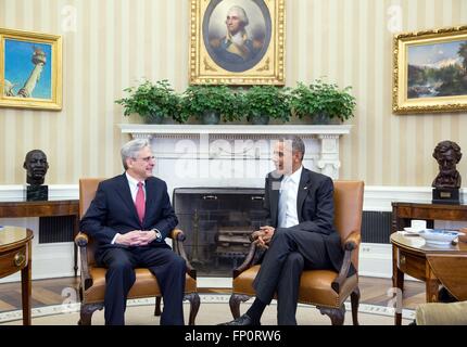 Washington DC, USA. 16 mars, 2016. Le président des États-Unis, Barack Obama rencontre le Juge en chef Merrick B. Garland dans le bureau ovale de la Maison Blanche le 9 mars 2016 à Washington, DC. Obama a annoncé que son candidat pour le poste de Garland, la Cour suprême des États-Unis le 16 mars. Banque D'Images