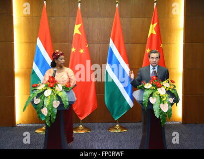 (160317) -- BEIJING, 17 mars 2016 (Xinhua) -- le ministre chinois des affaires étrangères Wang Yi (R) et son homologue gambien Neneh MacDouall Gaye assister à une conférence de presse à Beijing, capitale de la Chine, le 17 mars 2016. (Xinhua/Ding Haitao) (zkr) Banque D'Images