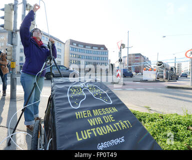 Katja Bigge l'Université de Heidelberg met en place une station de mesure du dioxyde d'azote par une route à fort trafic, dans le centre de Stuttgart, Allemagne, 17 mars 2016. L'étude a été commandée par l'organisation environnementale Greenpeace. Photo : Bernd Weissbrod/dpa Banque D'Images