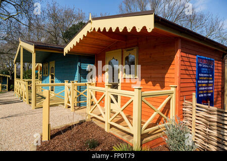 Londres, Royaume-Uni. 17 mars 2016. Rif Lion Lodge - lodges pour des séjours d'une nuit au zoo. ZSL London Zoo présente Terre des Lions, une grande nouvelle expérience salon logement une fierté de l'asiatique en voie de disparition des lions (Panthera leo persica) qui a été inauguré par Sa Majesté la Reine ce matin. Asiatic Lions, originaire de la forêt de Gir/Gujarat, Inde, peut se déplacer le boîtier de 5,2 millions GBP qui dispose également d'une gare et joliment décorée pour les visiteurs. Crédit : Images éclatantes/Alamy Live News Banque D'Images