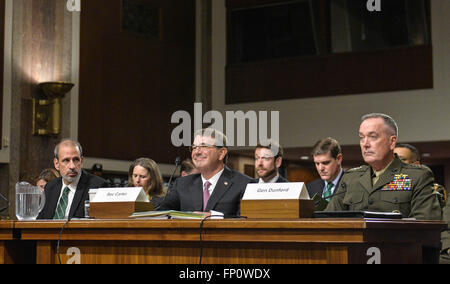 Washington, DC, USA. Mar 17, 2016. Le secrétaire américain à la défense, Ashton Carter(C) témoigne de la commission sénatoriale des forces armées à l'audience relative à la posture du budget sur la colline du Capitole à Washington, DC, la capitale des États-Unis, le 17 mars 2016. © Bao Dandan/Xinhua/Alamy Live News Banque D'Images