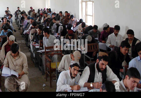 Des élèves du niveau intermédiaire de résoudre les feuilles d'examen au cours de l'examen annuel à une salle d'examen, au gouvernement Model High School dans Baghecha Kahro Jan Chaman le Jeudi, Mars 17, 2016. Banque D'Images