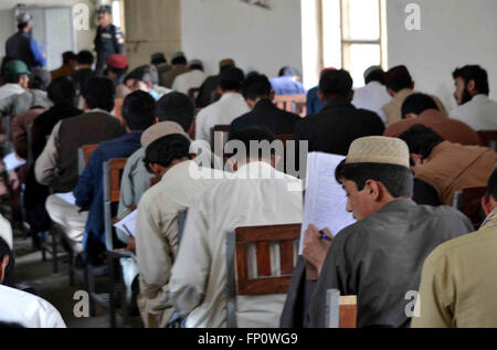 Des élèves du niveau intermédiaire de résoudre les feuilles d'examen au cours de l'examen annuel à une salle d'examen, au gouvernement Model High School dans Baghecha Kahro Jan Chaman le Jeudi, Mars 17, 2016. Banque D'Images