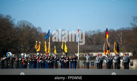 Bergen, Allemagne. Mar 17, 2016. Des soldats allemands et néerlandais à la caserne en Lohheide, comme la 43e Brigade mécanisée néerlandais est placé sous le contrôle de la 1ère division allemande du réservoir, près de Bergen, Allemagne, 17 mars 2016. PHOTO : PHILIPP SCHULZE/DPA/Alamy Live News Banque D'Images