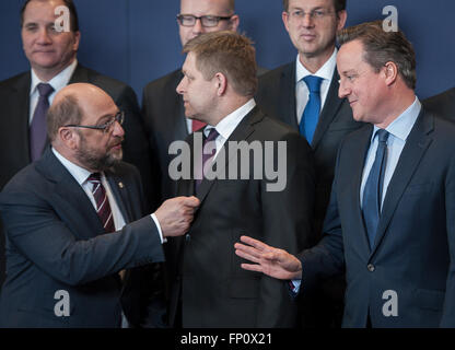 (L-R) Martin Schulz , le président du Parlement européen et le Premier ministre britannique David Cameron lors d'une photo de famille à la première journée des dirigeants de l'UE Sommet mondial sur les migrations au siège du Conseil européen à Bruxelles, Belgique le 17.03.2016 par Wiktor Dabkowski Banque D'Images