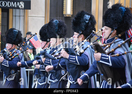 New York, USA. Mar 16, 2016. La cornemuse marching in New York City Saint Patrick's Day Parade. Crédit : Christopher Penler/Alamy Live News Banque D'Images