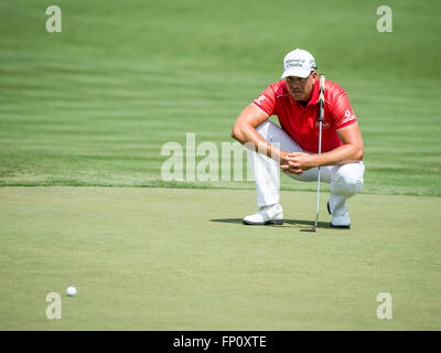 Orlando, FL, USA. Mar 17, 2016. De Suède Henrik Stenson aligne son birdie putt sur le 7e vert pendant le premier tour de l'action golf Arnold Palmer Invitational présentée par Mastercard tenue à Arnold Palmer's Bay Hill Club & Lodge d'Orlando, Floride. Romeo T Guzman/CSM/Alamy Live News Banque D'Images