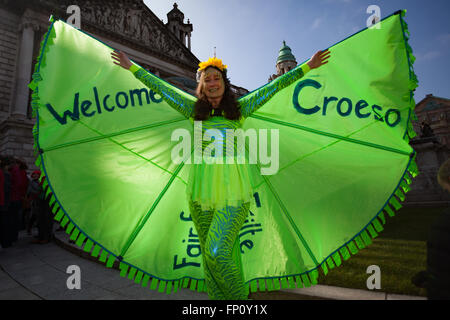 Belfast, Irlande du 17 mars. Une femme vêtue d'un body à rayures vert avec des ailes vert à la Saint Patrick's Day célébrations qui ont eu lieu à Belfast Crédit : Bonzo/Alamy Live News Banque D'Images