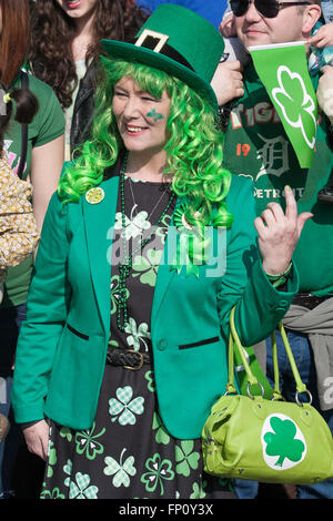 Belfast, Irlande du 17 mars. Une femme habillée en vert de la tête aux pieds avec des trèfles ont assisté à la Fête de la Saint-Patrick à Belfast Crédit : Bonzo/Alamy Live News Banque D'Images