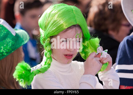 Belfast, Irlande du 17 mars. Une jeune fille portant un cochon Vert Perruque queue à la Saint Patrick's Day célébrations dans Belfast Crédit : Bonzo/Alamy Live News Banque D'Images